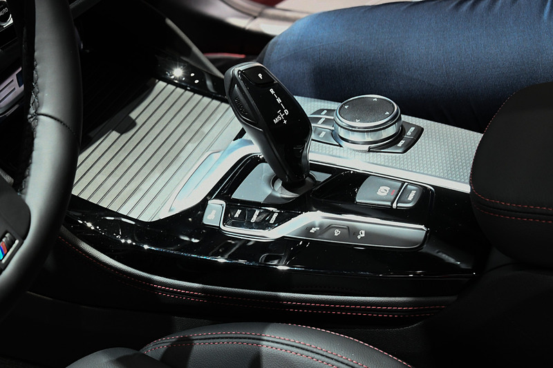 センターコンソールに10.25インチのタッチパネルディスプレイを設定。Microsoft Office365との連携によってメールやカレンダーなどが利用できる