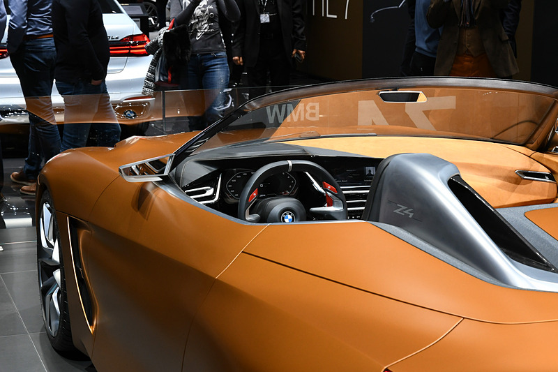 BMWブースでは2017年9月に開催された「フランクフルトショー 2017」で公開された「コンセプト Z4」も車両展示