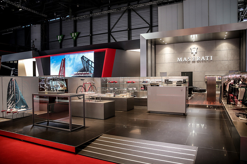 ブース内には「ゼニア」「ブルガリ」といったブランドとコラボレーションした製品も展示している