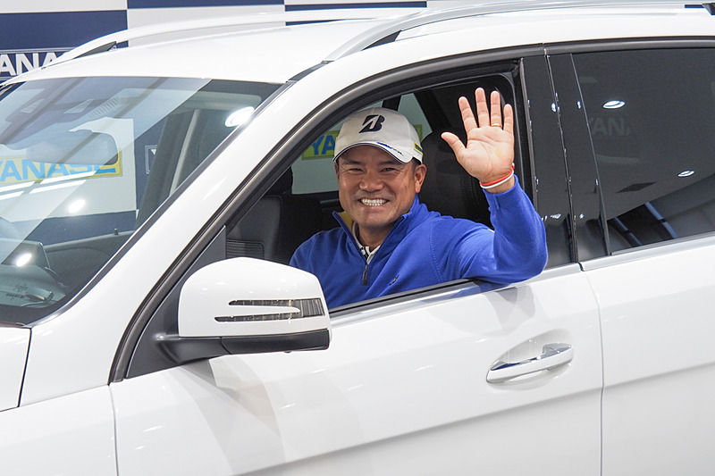 GLEクラスの助手席に乗る宮里選手