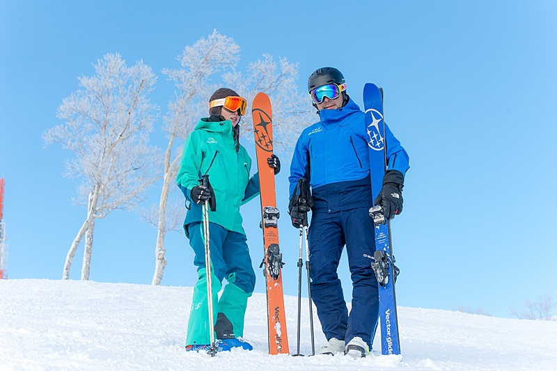 SUBARU ウィンターウェア。男性用は鮮やかなブルーと濃いブルーを組み合わせたスバルを表すような色調。女性用はパステル調のエメラルドグリーンにやわらかいブルーを合わせたカラーリングとした