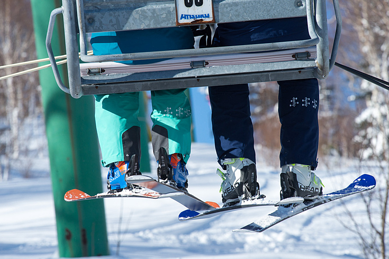 六連星とSUBARUロゴ、ボクサーエンジンのイラストパターンをアクセントにあしらった