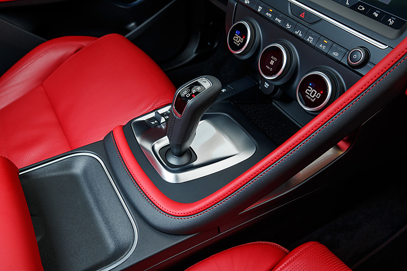 こちらは300PS仕様の「Eペイス R-Dynamic S P300 AWD」。なお、Eペイスではドアミラーのアプローチライトやフロントウィンドウの隅に、ジャガーの親子をモチーフにした特徴的なグラフィックが与えられる。ジャガー・ランドローバーでチーフデザイナーを務めるイアン・カラム氏によると、E-PACEがジャガーファミリーの子供であることからジャガー親子のモチーフを施したという