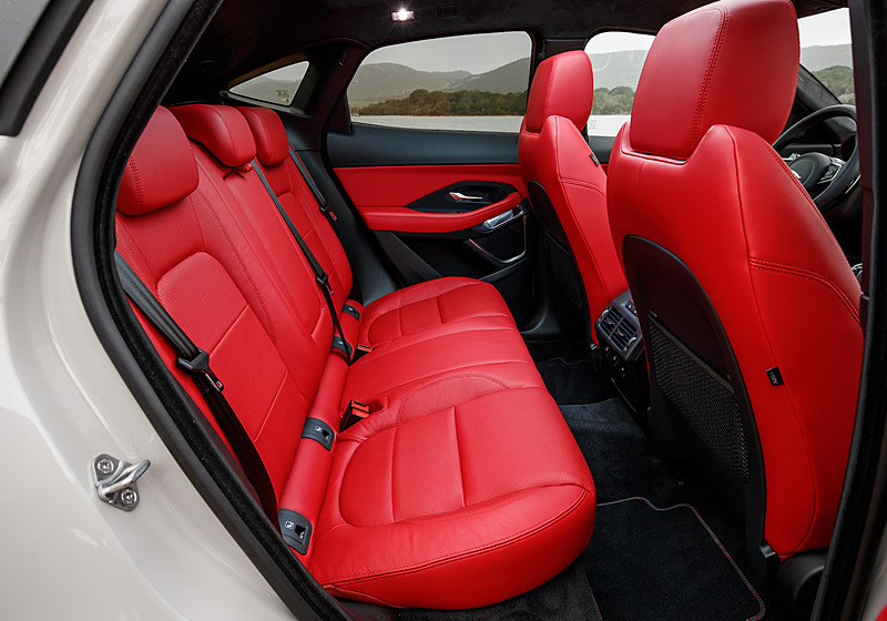 こちらは300PS仕様の「Eペイス R-Dynamic S P300 AWD」。なお、Eペイスではドアミラーのアプローチライトやフロントウィンドウの隅に、ジャガーの親子をモチーフにした特徴的なグラフィックが与えられる。ジャガー・ランドローバーでチーフデザイナーを務めるイアン・カラム氏によると、E-PACEがジャガーファミリーの子供であることからジャガー親子のモチーフを施したという