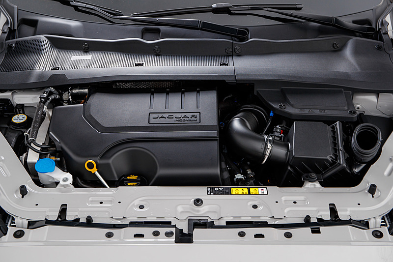 P300に搭載される直列4気筒2.0リッターターボエンジン。最高出力は300PS/5500rpm、最大トルクは400Nm/1500-4500rpmを発生。Eペイス R-Dynamic S P300 AWDの0-100km/h加速は6.4秒、最高速は243km/h