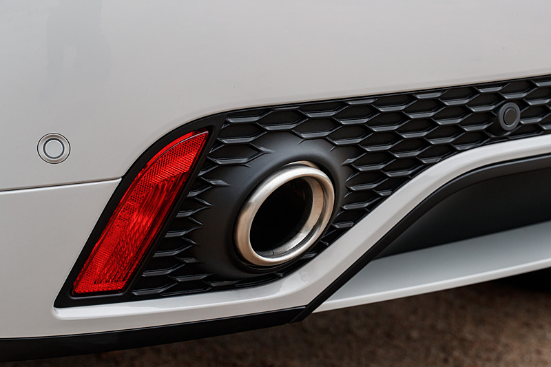 こちらは300PS仕様の「Eペイス R-Dynamic S P300 AWD」。なお、Eペイスではドアミラーのアプローチライトやフロントウィンドウの隅に、ジャガーの親子をモチーフにした特徴的なグラフィックが与えられる。ジャガー・ランドローバーでチーフデザイナーを務めるイアン・カラム氏によると、E-PACEがジャガーファミリーの子供であることからジャガー親子のモチーフを施したという