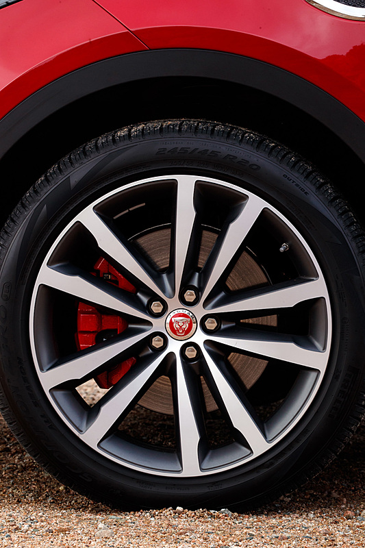 エクステリアではダイナミックなフロントグリルやヘッドライト、ロングホイールベース＆ショートオーバーハングなどを特徴とし、同社のスポーツカー「F-TYPE」からインスピレーションを得たデザインを採用。リアウィンドウ上のスポイラーと一体化した流線形のルーフラインでE-PACEならではのクーペスタイルを表現したという