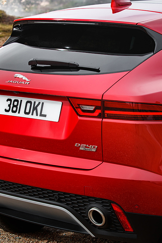 エクステリアではダイナミックなフロントグリルやヘッドライト、ロングホイールベース＆ショートオーバーハングなどを特徴とし、同社のスポーツカー「F-TYPE」からインスピレーションを得たデザインを採用。リアウィンドウ上のスポイラーと一体化した流線形のルーフラインでE-PACEならではのクーペスタイルを表現したという