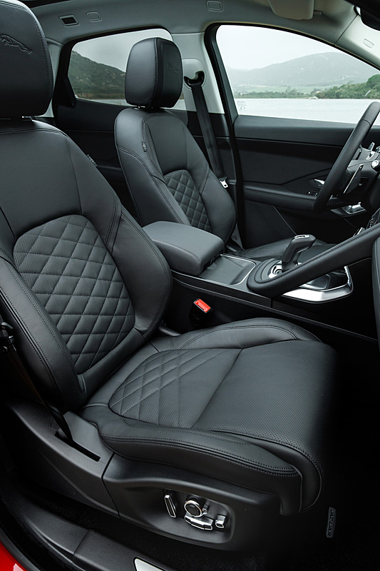 ドライバーを取り囲むようなコクピットデザインを採用するE-PACEのインテリア。ラゲッジスペースは通常時577Lで、リアシートを折りたたむと最大1234Lまで拡大できる