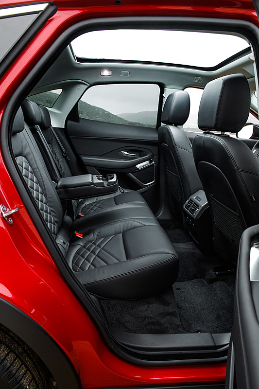 ドライバーを取り囲むようなコクピットデザインを採用するE-PACEのインテリア。ラゲッジスペースは通常時577Lで、リアシートを折りたたむと最大1234Lまで拡大できる