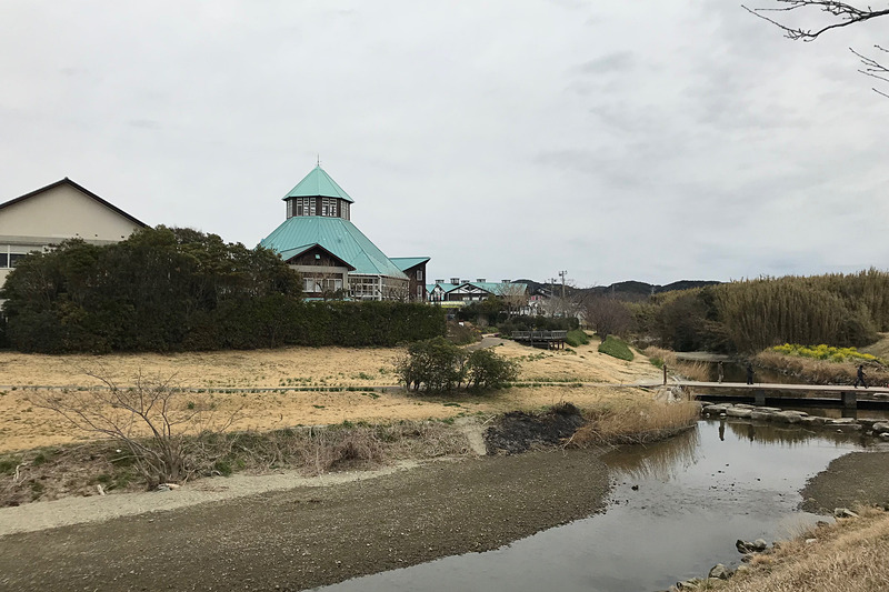 「道の駅とみうら」は裏手に大きな鯉が泳ぐ川が流れていて、お庭のベンチに座ればのどかな景色に癒されます。東京から90分とは思えないのどかさがたまらないですね