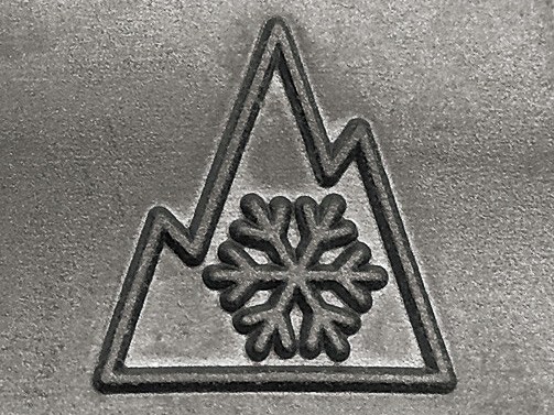 独自のトレッドパターンが発揮する雪踏み効果で圧雪路面にも対応。タイヤ側面に「スリーピーク・マウンテン・スノーフレークマーク」が与えられる