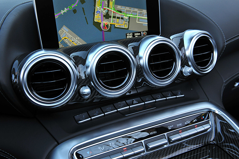 インテリアでは水平基調のダッシュボードで幅を強調するとともに、高いベルトライン、ドアパネル、ダイナミックにせり上がるセンターコンソール、低いシートポジションなどを特徴とした。GT C ロードスターでは、バックレストとシートクッションのサイドボルスターの張り出しを大きくすることでラテラルサポートを強化したAMG パフォーマンスシートを標準装備する