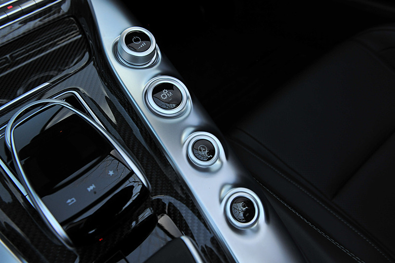 インテリアでは水平基調のダッシュボードで幅を強調するとともに、高いベルトライン、ドアパネル、ダイナミックにせり上がるセンターコンソール、低いシートポジションなどを特徴とした。GT C ロードスターでは、バックレストとシートクッションのサイドボルスターの張り出しを大きくすることでラテラルサポートを強化したAMG パフォーマンスシートを標準装備する