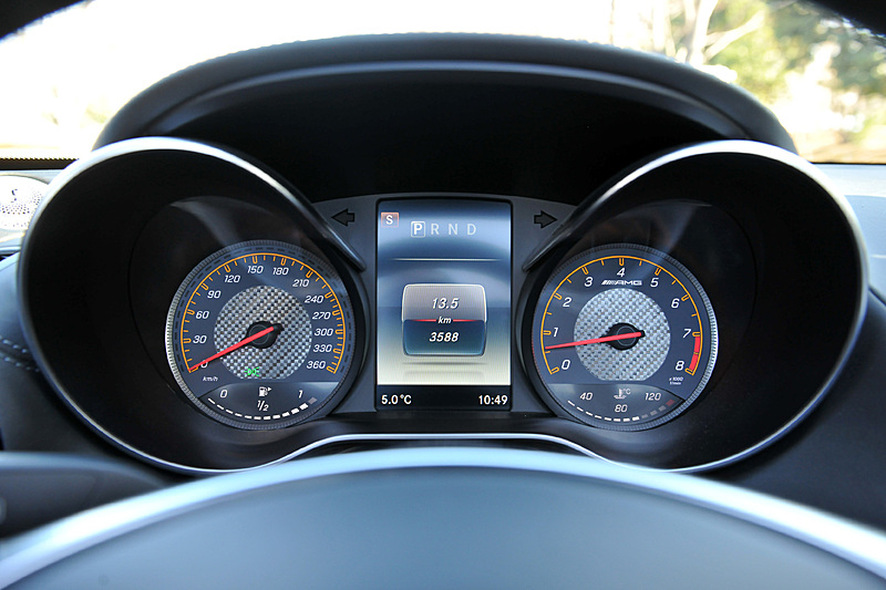 インテリアでは水平基調のダッシュボードで幅を強調するとともに、高いベルトライン、ドアパネル、ダイナミックにせり上がるセンターコンソール、低いシートポジションなどを特徴とした。GT C ロードスターでは、バックレストとシートクッションのサイドボルスターの張り出しを大きくすることでラテラルサポートを強化したAMG パフォーマンスシートを標準装備する