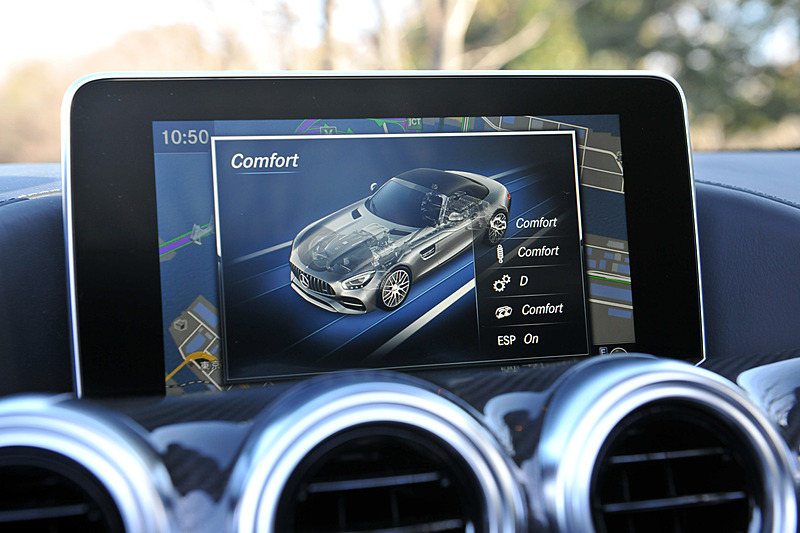 走行モードは「RACE」「Sport ＋」「Sport」「Comfort」「Individual」から選択可能