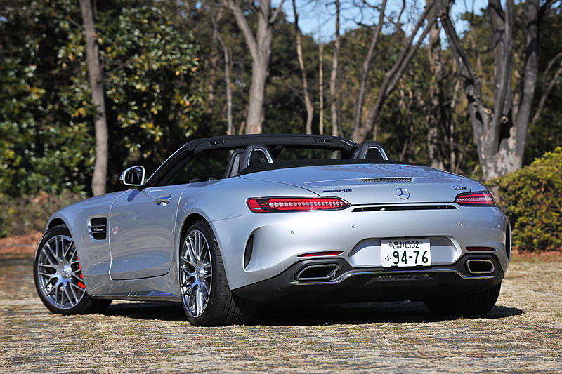 2017年8月に発売された「メルセデス AMG GT C ロードスター」（受注生産モデル）は、スポーツカー「メルセデスAMG GT」をベースに完全自動開閉のアコースティックソフトトップを備えたオープントップモデルのスポーツカー。4550×1995×1260mm（全長×全幅×全高）、ホイールベース2630mmという体躯を備え、価格は2298万円