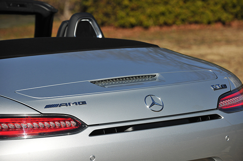 メルセデス AMG GT C ロードスターでは、マフラー内のエキゾーストフラップによりエグゾーストノートを切り替える「AMGパフォーマンスエグゾーストシステム」を標準装備。トランスミッションがC（Comfort）、S（Sport）モードのときはエグゾーストフラップを閉じ、S＋（Sport Plus）とRACEモードではエグゾーストフラップが開く仕様。電動開閉式のリアスポイラーも装備