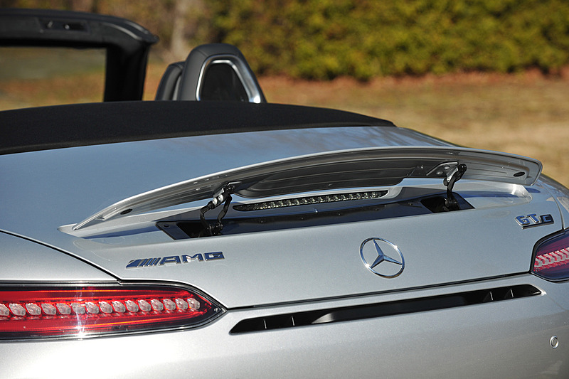 メルセデス AMG GT C ロードスターでは、マフラー内のエキゾーストフラップによりエグゾーストノートを切り替える「AMGパフォーマンスエグゾーストシステム」を標準装備。トランスミッションがC（Comfort）、S（Sport）モードのときはエグゾーストフラップを閉じ、S＋（Sport Plus）とRACEモードではエグゾーストフラップが開く仕様。電動開閉式のリアスポイラーも装備