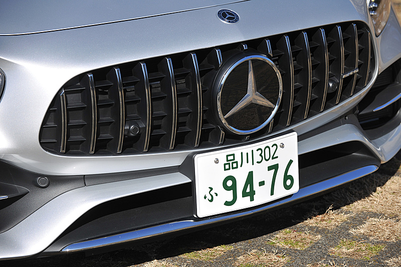 エクステリアでのハイライトは、クロームメッキを施した15本の垂直フィンが備わる「AMGパナメリカーナグリル」と、アルミニウム製サイドウォールによってAMG GTから57mm拡大されたワイドなリアフェンダー