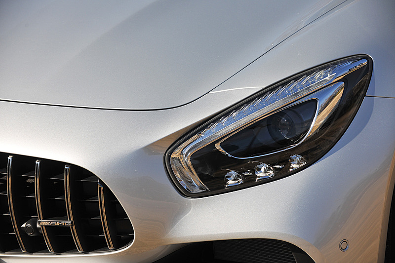 エクステリアでのハイライトは、クロームメッキを施した15本の垂直フィンが備わる「AMGパナメリカーナグリル」と、アルミニウム製サイドウォールによってAMG GTから57mm拡大されたワイドなリアフェンダー