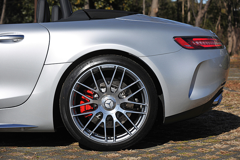 足まわりは電子制御ダンピングシステムを搭載した「AMG RIDE CONTROL スポーツサスペンション」を標準装備し、「C(Comfort)」「S(Sport)」「S+(Sport Plus)」と3種類のサスペンションモードを設定。ホイールはフロント19インチ(265/35 ZR19)、リア20インチ(305/30 ZR20)で、タイヤはコンチネンタル「スポーツコンタクト 6」を組み合わせる。その奥にはレッドキャリパーやベンチレーテッド式ドリルドディスク(フロント390mm、リア360mm)を備える強化コンポジットブレーキシステムが覗く