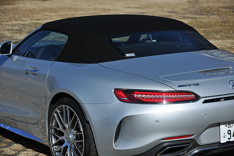 自動開閉のアコースティックソフトトップの開閉にかかる所要時間は約11秒で、走行中でも50km/hまで操作を可能にした。開放時に後方から室内への風の巻き込みを低減するドラフトストップを備え、ソフトトップの色は「ブラック」「レッド」「ベージュ」の3色から選択可能