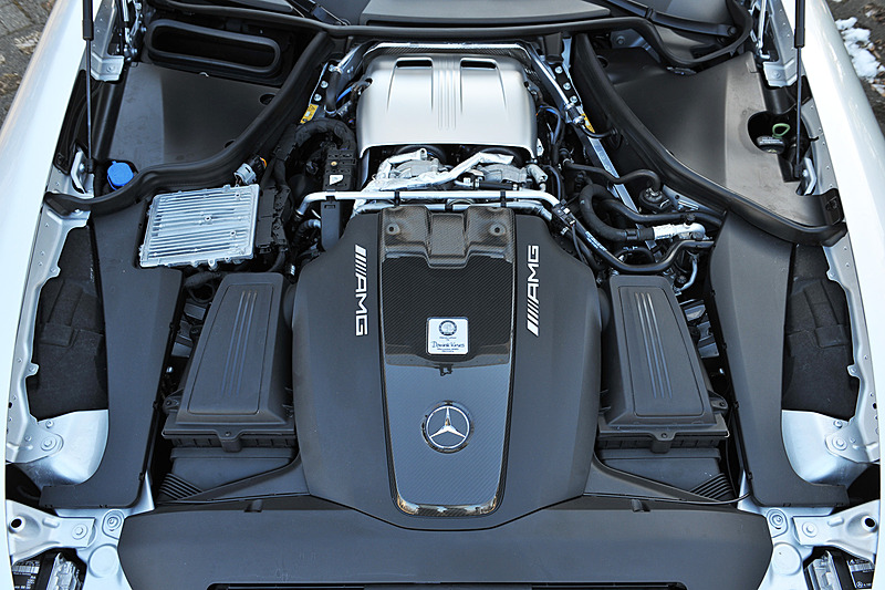 パワートレーンはV型8気筒DOHC 4.0リッター直噴ツインターボエンジンと7速DCT「AMG スピードシフトDCT」の組み合わせ。最高出力410kW（557PS）/5750-6750rpm、680Nm（69.3kgm）/1900-5500rpmを発生。0-100km/h加速は3.7秒とアナウンスされている