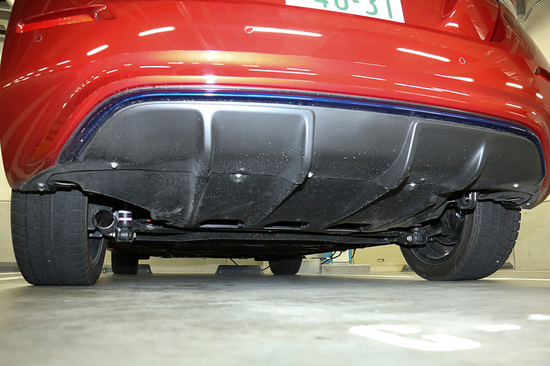 2代目リーフのリアサスペンション。前方から流れてきた空気がフロア下を横断するサスペンションビームに当たりにくいよう、アンダーカバーを下向きに傾斜させているという