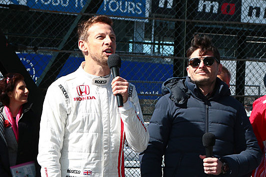 スペシャルゲストを代表してジェンソン・バトン選手（左）とジャンカルロ・フィジケラ氏（右）が「スズカサーキットニヨウコソ。ミンナデタノシモー」と開会宣言