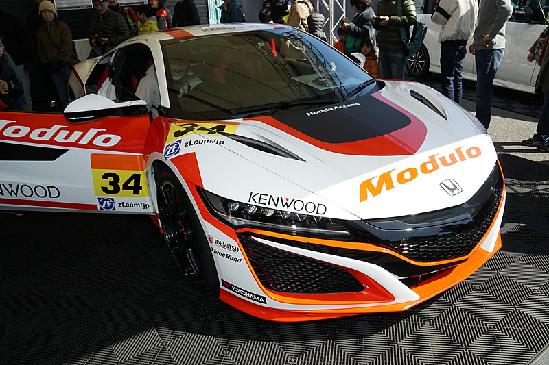 レースのカラーリングを施した「NSX」の市販車両