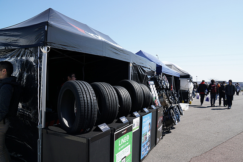 「ADVAN HF Type D」などを展示する横浜ゴム