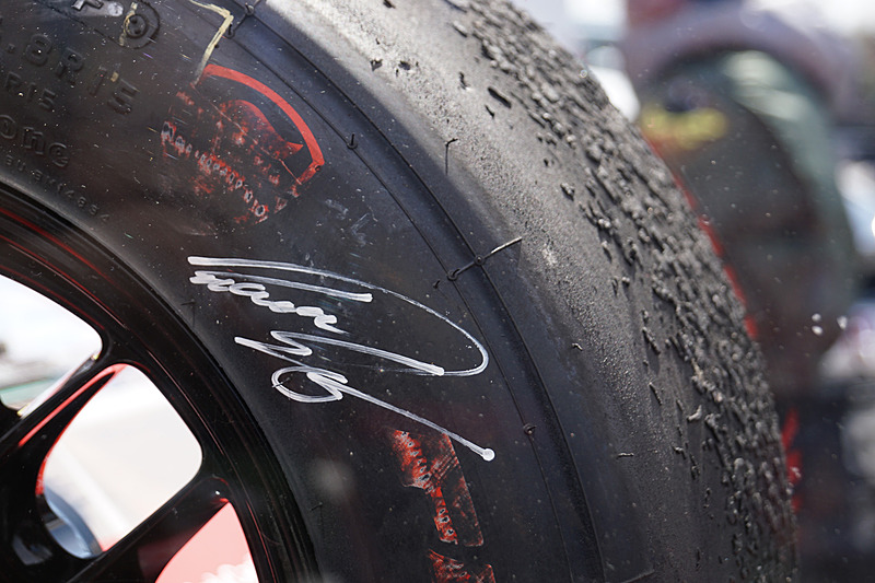 佐藤琢磨選手の「インディ500」優勝タイヤを展示するブリヂストン