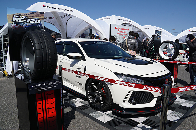 佐藤琢磨選手の「インディ500」優勝タイヤを展示するブリヂストン
