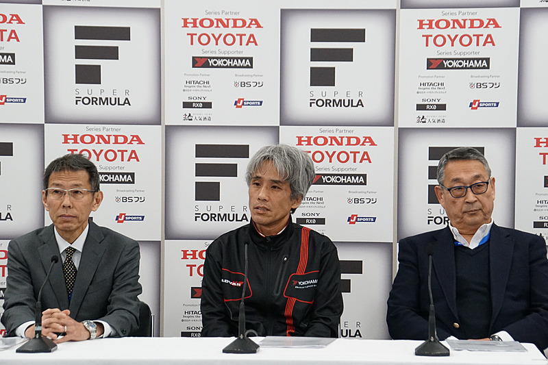 株式会社日本レースプロモーション 代表取締役社長 倉下明氏、横浜ゴム株式会社 タイヤ消費財開発本部 MST 開発部 部長 秋山一郎氏、株式会社日本レースプロモーション 技術顧問 白井裕氏