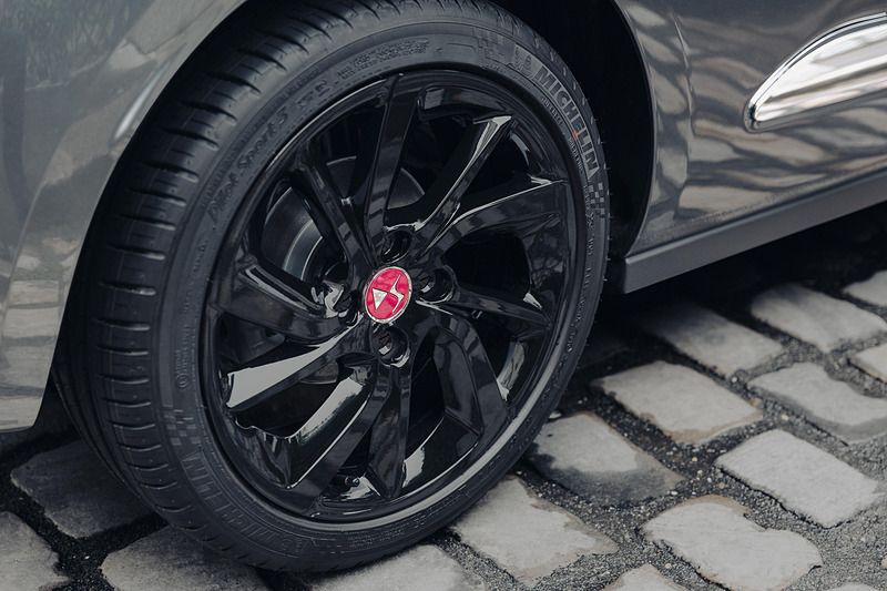 ホイールはオールブラックペイントに変更