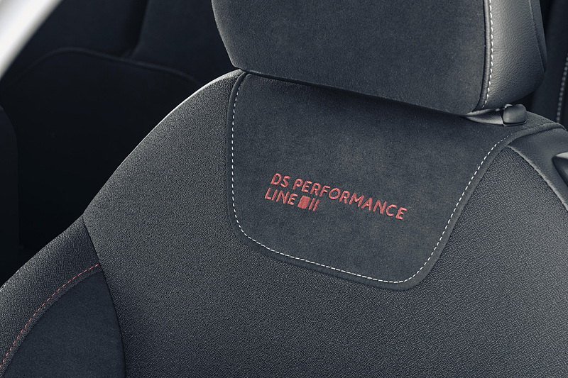 シートにPERFORMANCE LINEの刺繍が施される