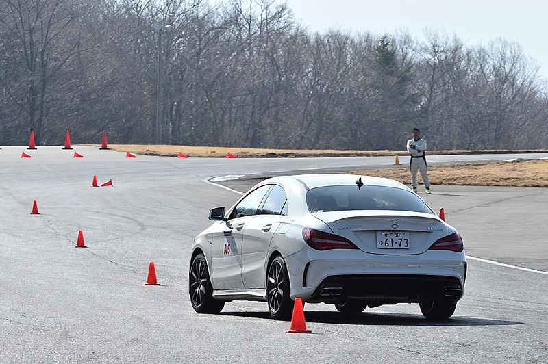 18m間隔で設置されたパイロンをクリアしていくスラロームの練習。フルブレーキングの練習も含め、1回1回アドバイザーから無線を使ってアドバイスがもらえるのでとても勉強になる