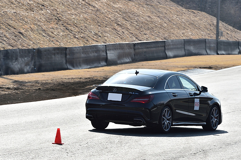 18m間隔で設置されたパイロンをクリアしていくスラロームの練習。フルブレーキングの練習も含め、1回1回アドバイザーから無線を使ってアドバイスがもらえるのでとても勉強になる