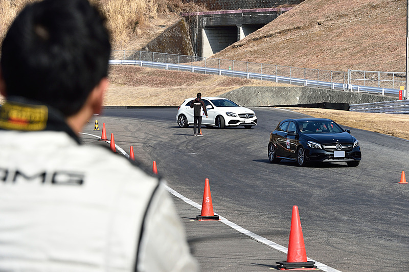 18m間隔で設置されたパイロンをクリアしていくスラロームの練習。フルブレーキングの練習も含め、1回1回アドバイザーから無線を使ってアドバイスがもらえるのでとても勉強になる