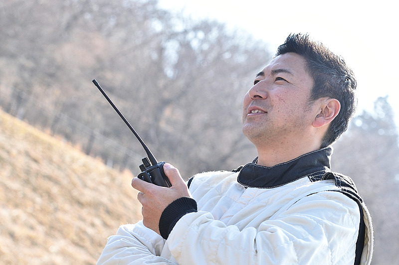 18m間隔で設置されたパイロンをクリアしていくスラロームの練習。フルブレーキングの練習も含め、1回1回アドバイザーから無線を使ってアドバイスがもらえるのでとても勉強になる