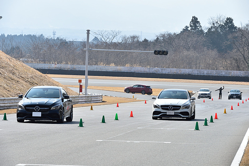 ゼロヨンのようにスタート地点からアクセル全開で加速し、3本立つ緑のパイロン内でフルブレーキングでストップする練習。1本目と2本目は80km/h、最後の3本目は100km/hまで加速してからフルブレーキの練習を行なった