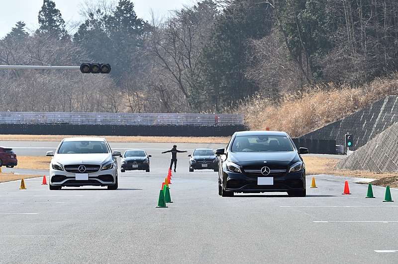 ゼロヨンのようにスタート地点からアクセル全開で加速し、3本立つ緑のパイロン内でフルブレーキングでストップする練習。1本目と2本目は80km/h、最後の3本目は100km/hまで加速してからフルブレーキの練習を行なった