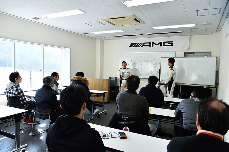 まずは座学から。サーキットを走る上での基本的な心構えを学ぶ