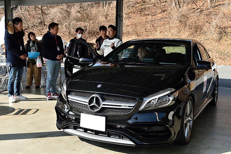 どのシートポジションが自分に適切なのか、なかなか分からないというのが本音。「AMG 45 Driving Club」では、アドバイザーがそうした基礎の部分から丁寧に教えてくれる