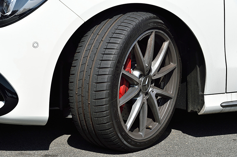 今回の「AMG 45 Driving Club」には「メルセデスAMG CLA 45 4MATIC」で参加。ボディサイズは4670×1780×1430mm（全長×全幅×全高）、ホイールベースは2700mm。価格は782万円