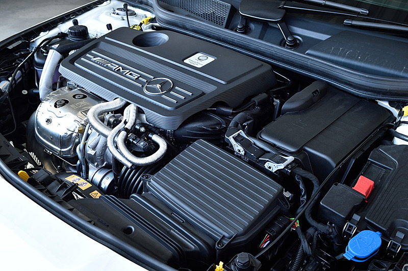 メルセデスAMG CLA 45 4MATICが搭載する直列4気筒DOHC 2.0リッター直噴ターボエンジンは、最高出力280kW（381PS）/6000rpm、最大トルク475Nm（48.4kgm）/2250-5000rpmを発生。これに7速DCT「7G-DCT」を組み合わせ、4輪を駆動