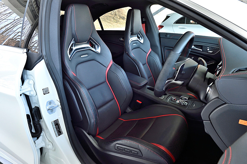 メルセデスAMG CLA 45 4MATICが装備する本革スポーツシート。シートのサイドサポートなどを電動で調整でき、スポーツドライビングにも適していると筆者談