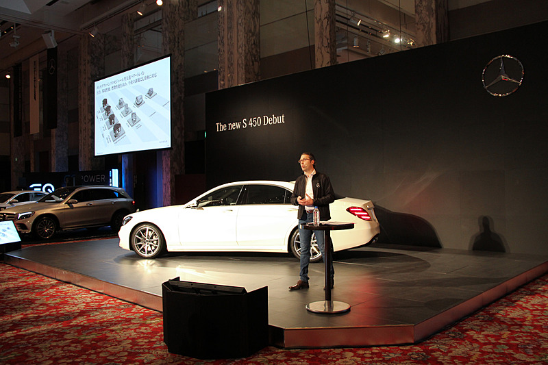 S 450の発表会で車両概要について語るラルフ・ヴェッラー氏