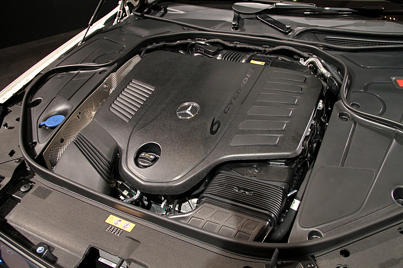 最高出力270kW（367PS）/5500-6100rpm、最大トルク500Nm（51.0kgm）/1600-4000rpmを発生する直列6気筒DOHC 3.0リッター直噴ターボ「M256」エンジン